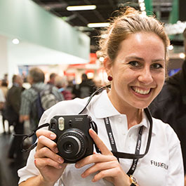 Fujifilm Frau mit Kamera by Melles und Stein